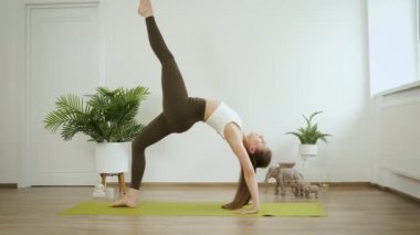 Genç beyaz kadın evde meditasyon yapıyor. Yoga ve fitness egzersizleri. Stres atmak. Sağlık