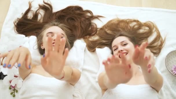 A kaukázusi megjelenésű modellek a kamera előtt fekszenek. Gyönyörű mosoly. — Stock videók
