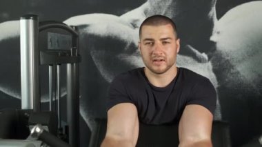 Kafkas görünümlü sağlıklı bir sporcu ve atletik figür spor salonunda kaslarını titretiyor.