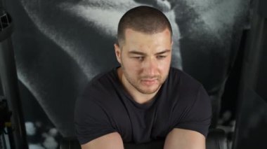 Kafkas görünümlü sağlıklı bir sporcu ve atletik figür spor salonunda kaslarını titretiyor.