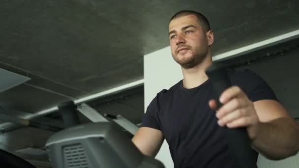 Atleta profesional hace entrenamiento de cuadros en orbitrek. Preparación para los concursos — Vídeos de Stock