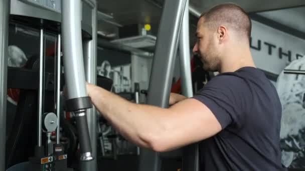 Atlet pompa kaukasia melakukan latihan lengan lainnya di gym dalam persiapan untuk kompetisi. Gaya Hidup Sehat — Stok Video