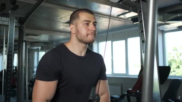 Mladý napumpovaný sportovec dělá další biceps cvičení v tělocvičně v přípravě na soutěž — Stock video