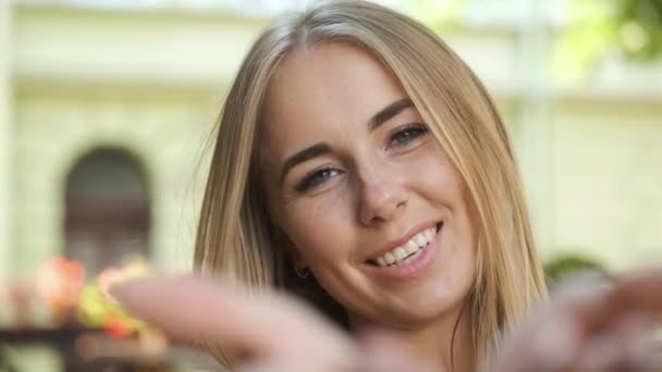 Bella bionda aspetto caucasico con un sorriso sincero passeggiate intorno alla città storica e posa per la fotocamera. Modello — Video Stock