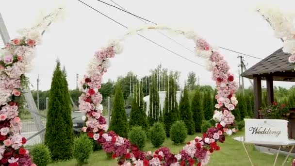 Sokakta kırmızı pembe çiçekli güzel bir düğün dekoru. — Stok video