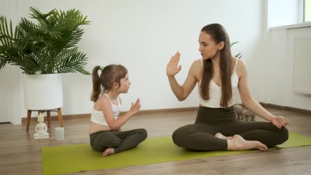 Mama i córka ćwiczą jogę. Medytuj w pozycji lotosu. Zdrowie — Wideo stockowe