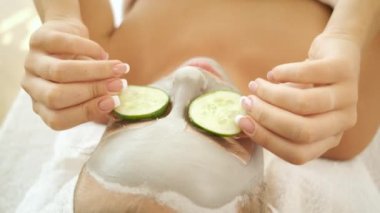 Spa mı? Yüzüne maske ve salatalık sürüyorum. Cilt tazeleme. Sağlık ve kişisel bakım