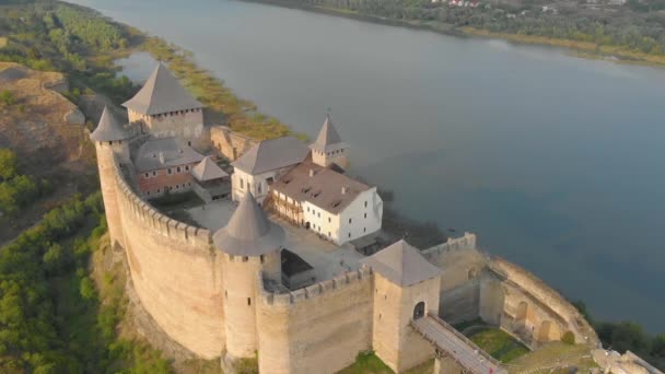 Vlucht over Khotyn fort met uitzicht op de rivier. Geschiedenis van Oekraïne van de 13e eeuw. Historische plaatsen van Europa — Stockvideo