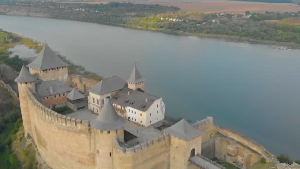 Repülés a Khotyn erőd felett, kilátással a folyóra. Ukrajna története a 13. században. Európa történelmi helyei — Stock videók