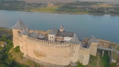 Nehre bakan Khotyn kalesinin üzerinden uçacağız. 13. yüzyılın Ukrayna tarihi. Avrupa 'nın tarihi yerleri