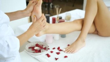 Spa merkezindeki müşterinin ayak masajı. İlaç ve sağlık. Rahatla.