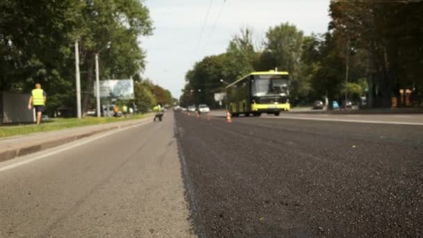 Pose d'asphalte sur la route. Travaux routiers. Bouchons de circulation — Video