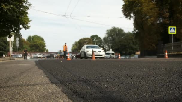 Stängselplatser med chips. Lägger asfalt på vägen. Väg fungerar. Trafikstockningar — Stockvideo