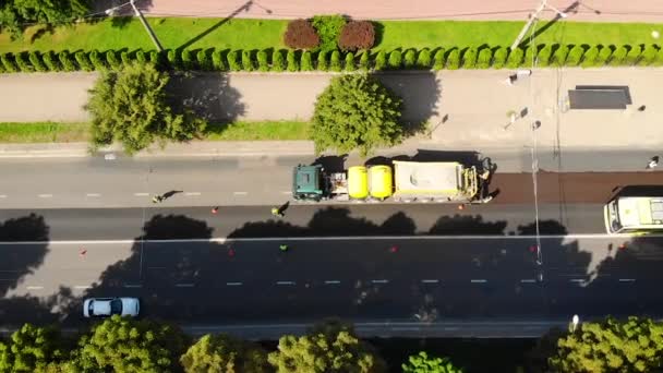 Reparação de estradas. Voo de um drone. O carro da colocação de um asfalto. Engarrafamentos — Vídeo de Stock