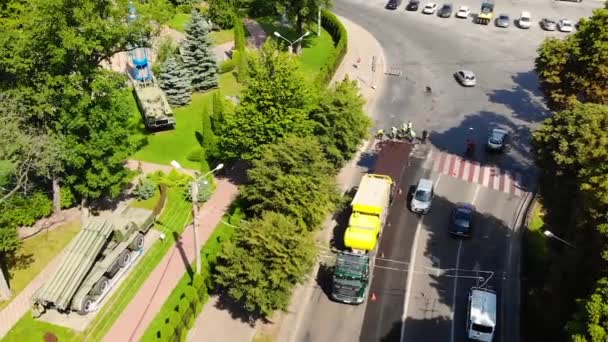 Yol tamiri. İHA uçuşu. Asfalt döşeme aracı. Trafik sıkışık. — Stok video