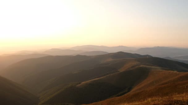 Increíbles vistas a la montaña. Otoño dorado. Puesta de sol — Vídeos de Stock