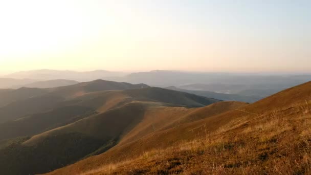 Εκπληκτική θέα στο βουνό. Χρυσό φθινόπωρο. Ηλιοβασίλεμα — Αρχείο Βίντεο