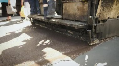 Yol çalışıyor. Yol yapımı sırasında asfalt üretimi. Yol arabası. Parçalanmış taş.