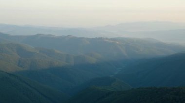 Sonbahar dağlarında İHA uçuşu. Gimba Dağı 'nın zirvesinden nefes kesici manzara. Avrupa dağları. Durgun doğa