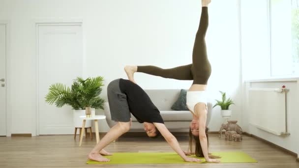 Man en vrouw die thuis yoga doen. Meditatie. Poses voor yoga. Rustig maar. — Stockvideo