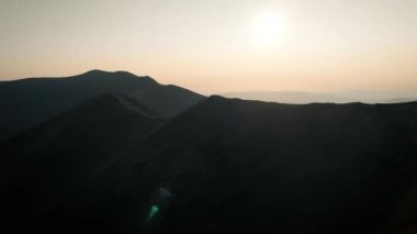 Sonbaharda Ukrayna Karpatları üzerinde İHA uçuşu. Gimba Dağı. Dağlarda nefes kesici bir manzara. Güzel doğa.