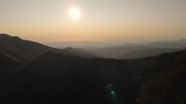 Voo de drone sobre os Cárpatos ucranianos no outono. Monte Gimba. Paisagem de tirar o fôlego nas montanhas. Bela natureza — Vídeo de Stock