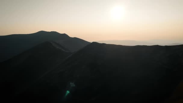 Volo drone sui Carpazi ucraini in autunno. Monte Gimba. Paesaggio mozzafiato in montagna. Bella natura — Video Stock