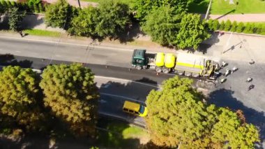 Yol tamiri. İHA uçuşu. Asfalt döşeme aracı. Trafik sıkışık.