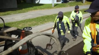 12.09. 2020 yılı. Yol çalışıyor. Yol işçileri asfalt yol vagonunu yerleştirdiler. Parçalanmış taş.