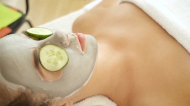 Spa mı? Yüzüne maske ve salatalık sürüyorum. Cilt tazeleme. Sağlık ve kişisel bakım