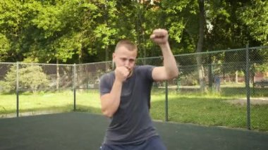 Boks yapıyorum. Genç adam spor sahasında antrenman yapıyor. Spor ve sağlık