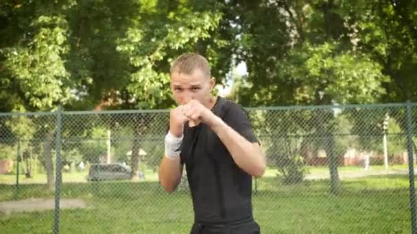 ボクシングだ。その若い男はスポーツ場でトレーニングをする。スポーツ・健康 — ストック動画