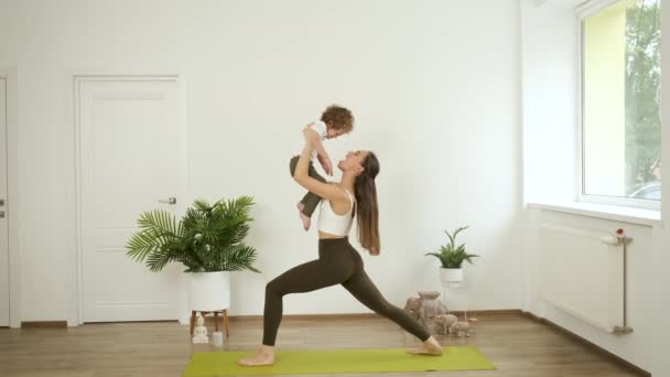 Ibu dan anak kecil melakukan yoga di rumah. Relaksasi dan kesehatan — Stok Video