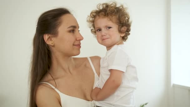 Mamá e hijo pequeño haciendo yoga en casa. Relajación y salud — Vídeos de Stock