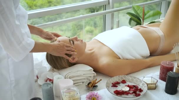 Rehabilitación y masaje de manos en un moderno spa con ventanas panorámicas. Salud y autocuidado — Vídeo de stock