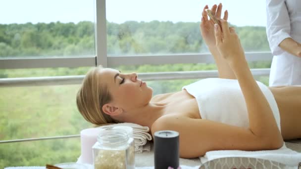 Reabilitação e massagem nos pés no moderno spa com janelas panorâmicas. Saúde e autocuidado — Vídeo de Stock