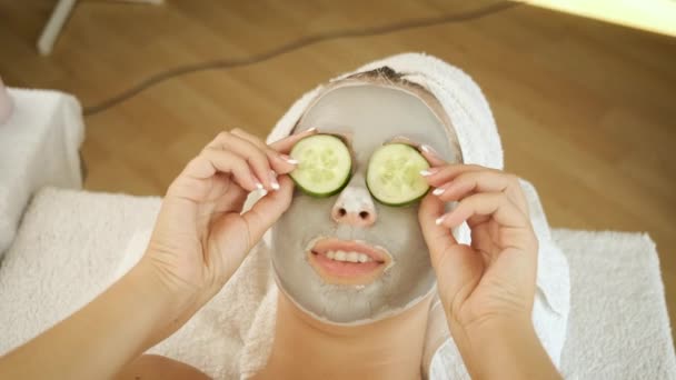 Procédures pour les patients dans le spa. Appliquer un masque sur le visage et le concombre. Rajeunissement de la peau. Santé et autosoins — Video