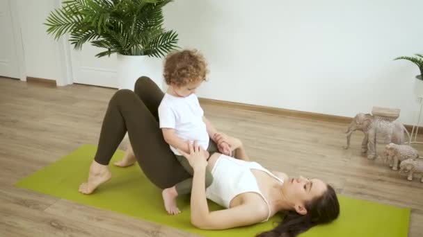 Ibu dan anak kecil melakukan yoga di rumah. Relaksasi dan kesehatan — Stok Video
