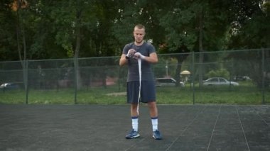 Boks yapıyorum. Genç adam spor sahasında antrenman yapıyor. Spor ve sağlık
