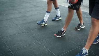 Sahaya dövüşmeye giden antrenörlü atletler. Bacak portresi