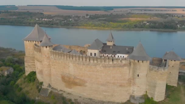 Vlucht over Khotyn fort met uitzicht op de rivier. Geschiedenis van Oekraïne van de 13e eeuw. Historische plaatsen van Europa — Stockvideo