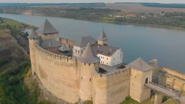 Voo sobre a fortaleza de Khotyn com vista para o rio. História da Ucrânia do século XIII. Lugares históricos da Europa — Vídeo de Stock