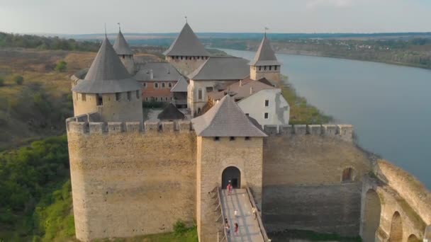 Volo sopra la fortezza di Khotyn che domina il fiume. Storia dell'Ucraina del XIII secolo. Luoghi storici d'Europa — Video Stock