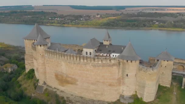 Voo de drone sobre a fortaleza de Khotyn com vista para o rio. Lugares históricos da Europa. Século XIII — Vídeo de Stock