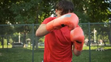 Genç bir adam oyun alanında ısınıyor. Spor ve sağlık