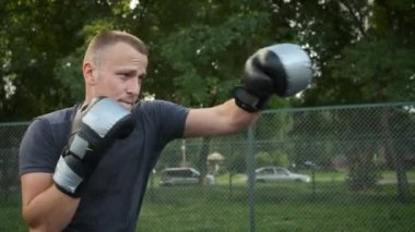 Genç bir adam oyun alanında ısınıyor. Spor ve sağlık