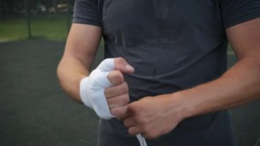 Sporcu antrenmandan önce elini bandajlar. Boksörün eli.