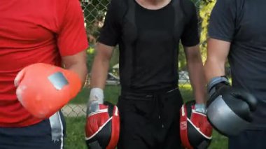 Antrenörlü sporcular kavgaya tutuştular. Sokaklarda boks.