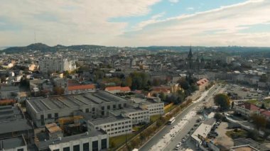 Sonbaharda tarihi Lviv şehrinde insansız hava aracı uçuşu. Ukrayna 'nın manzaraları