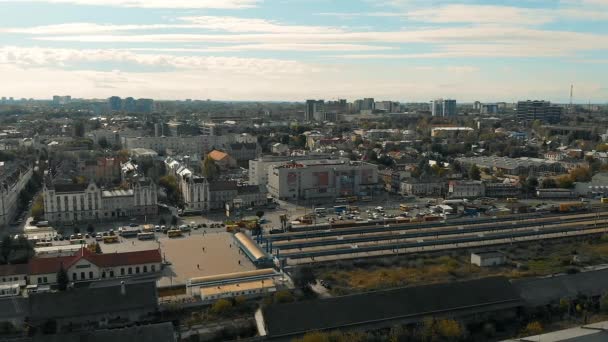 Voo de drone sobre a histórica cidade de Lviv no outono. Paisagens da Ucrânia — Vídeo de Stock